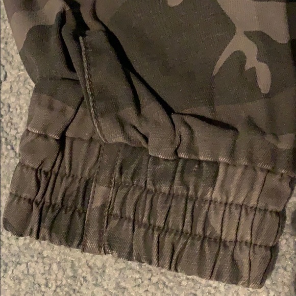 Grey camo aritzia joggers - Picture 5 of 5